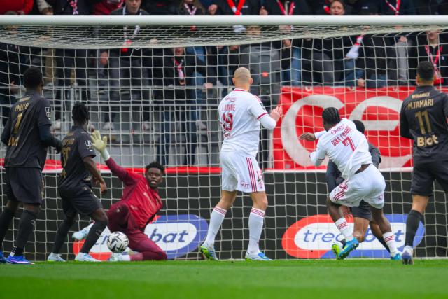 Brest's French midfielder #07 Junior Dina-Ebimbe (2nd R) scores during the French L1 football match between Stade Brestois 29 (Brest) and Stade Rennais FC  at the Stade Francis-Le-Ble in Brest, western France, on April 4, 2026. (Photo by Loic VENANCE / AFP)