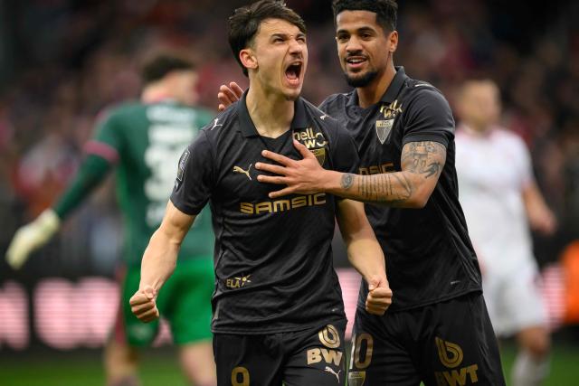 Rennes' French forward #09 Esteban Lepaul (L) celebrates with Rennes' French forward #10 Ludovic Blas after scoring a penalty shot during the French L1 football match between Stade Brestois 29 (Brest) and Stade Rennais FC  at the Stade Francis-Le-Ble in Brest, western France, on April 4, 2026. (Photo by Loic VENANCE / AFP)