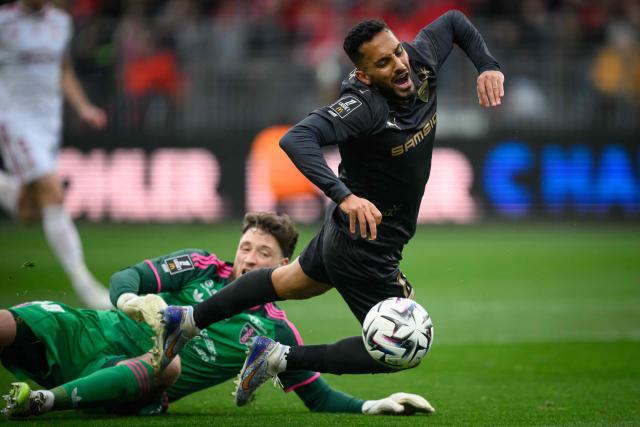 Brest's French goalkeeper #30 Gregoire Coudert (L) makes a fault on Rennes' Jordanian forward #11 Mousa Tamari (R) during the French L1 football match between Stade Brestois 29 (Brest) and Stade Rennais FC  at the Stade Francis-Le-Ble in Brest, western France, on April 4, 2026. (Photo by Loic VENANCE / AFP)