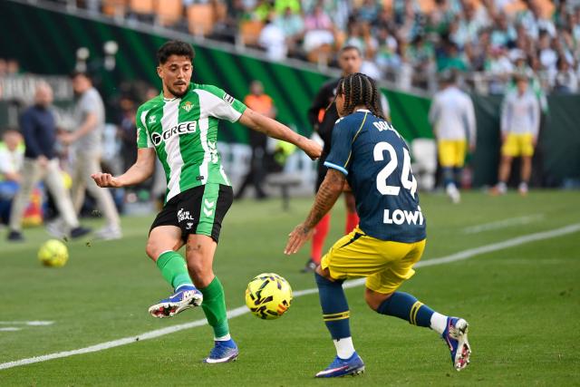 Real Betis' Spanish midfielder #08 Pablo Fornals (L) is challenged by Espanyol's English forward #24 Tyrhys Dolan during the Spanish league football match between Real Betis and RCD Espanyol at Benito Villamarin Stadium in Seville on April 4, 2026. (Photo by CRISTINA QUICLER / AFP)
