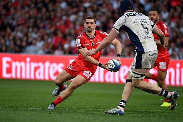 Toulouse's French full back Thomas Ramos (L) passes the ball in front of Bristol Rugby's English lock Joe Owen (C) during the European Rugby Champions Cup round of 16 rugby union match between Stade Toulousain and Bristol at the Ernest-Wallon stadium in Toulouse, south-western France on April 4, 2026. (Photo by Matthieu RONDEL / AFP)