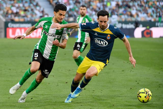 Real Betis' Spanish defender #05 Marc Bartra and Espanyol's Spanish midfielder #08 Edu Exposito fight for the ball during the Spanish league football match between Real Betis and RCD Espanyol at Benito Villamarin Stadium in Seville on April 4, 2026. (Photo by CRISTINA QUICLER / AFP)