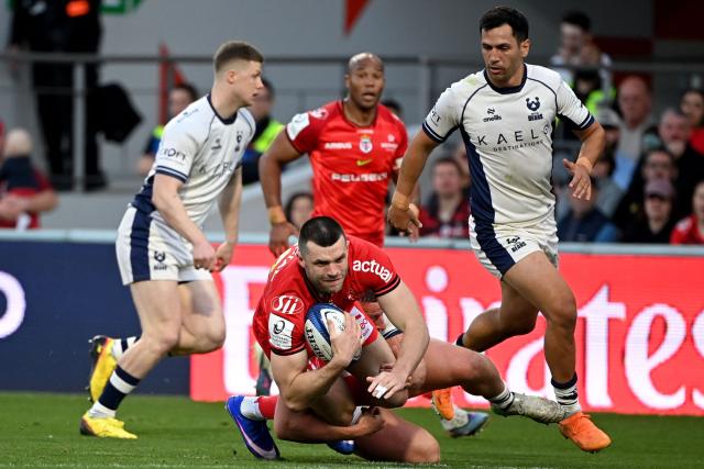 Toulouse's Scottish full back Blair Kinghorn (C) is tackled during the European Rugby Champions Cup round of 16 rugby union match between Stade Toulousain and Bristol at the Ernest-Wallon stadium in Toulouse, south-western France on April 4, 2026. (Photo by Matthieu RONDEL / AFP)