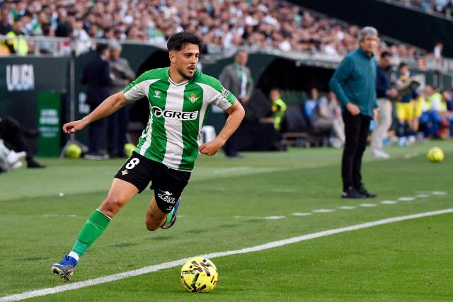 Real Betis' Spanish midfielder #08 Pablo Fornals controls the ball during the Spanish league football match between Real Betis and RCD Espanyol at Benito Villamarin Stadium in Seville on April 4, 2026. (Photo by CRISTINA QUICLER / AFP)