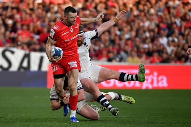 Toulouse's Scottish full back Blair Kinghorn (L) is tackled during the European Rugby Champions Cup round of 16 rugby union match between Stade Toulousain and Bristol at the Ernest-Wallon stadium in Toulouse, south-western France on April 4, 2026. (Photo by Matthieu RONDEL / AFP)