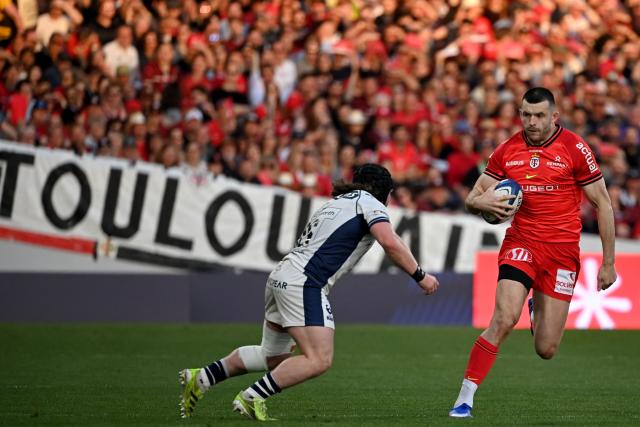 Toulouse's Scottish full back Blair Kinghorn (R) is challenged during the European Rugby Champions Cup round of 16 rugby union match between Stade Toulousain and Bristol at the Ernest-Wallon stadium in Toulouse, south-western France on April 4, 2026. (Photo by Matthieu RONDEL / AFP)