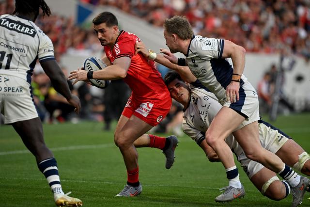 Toulouse's French full back Thomas Ramos is tackled during the European Rugby Champions Cup round of 16 rugby union match between Stade Toulousain and Bristol at the Ernest-Wallon stadium in Toulouse, south-western France on April 4, 2026. (Photo by Matthieu RONDEL / AFP)