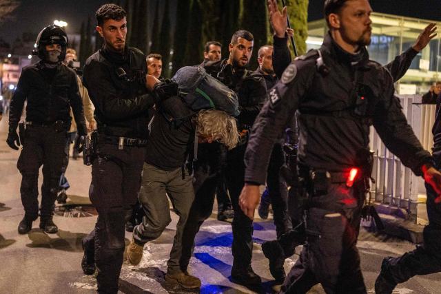 Israeli police arrest a demonstrator at HaBima Square in Tel Aviv on April 4, 2026, protesting against the ongoing war with Iran. Carrying anti-war banners and chanting slogans against Prime Minister Benjamin Netanyahu, hundreds of Israelis rallied in Tel Aviv on April 4 to protest the war with Iran. Since February 28, the United States and Israel have conducted joint strikes against Iran, prompting the Islamic Republic to retaliate with daily missile barrages targeting Israel and several neighbouring countries across the region. (Photo by Ilia YEFIMOVICH / AFP) / 