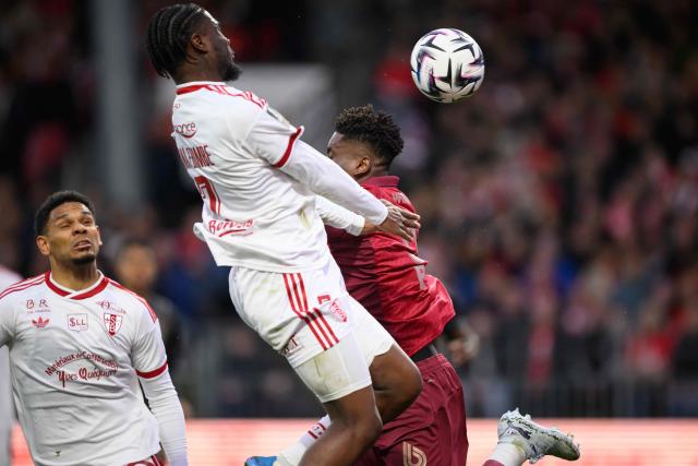 Brest's French midfielder #07 Junior Dina-Ebimbe scores during the French L1 football match between Stade Brestois 29 (Brest) and Stade Rennais FC  at the Stade Francis-Le-Ble in Brest, western France, on April 4, 2026. (Photo by Loic VENANCE / AFP)