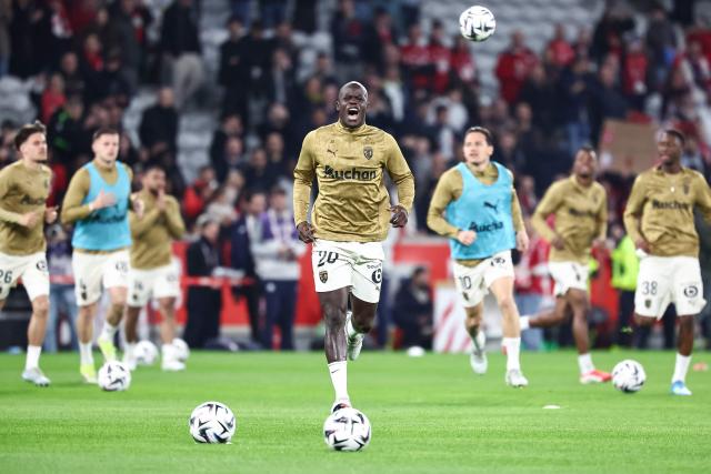 Lens' French defender #20 Malang Sarr reacts as he arrives to warm up ahead of the French L1 football match between Lille LOSC and RC Lens at the Stade Pierre-Mauroy in Villeneuve-d'Ascq, northern France, on April 4, 2026. (Photo by Sameer Al-DOUMY / AFP)