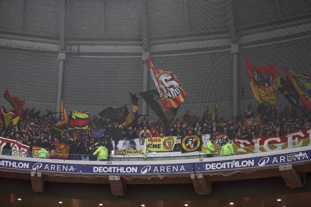 Lens' supporters cheer their team ahead of the French L1 football match between Lille LOSC and RC Lens at the Stade Pierre-Mauroy in Villeneuve-d'Ascq, northern France, on April 4, 2026. (Photo by Sameer Al-DOUMY / AFP)