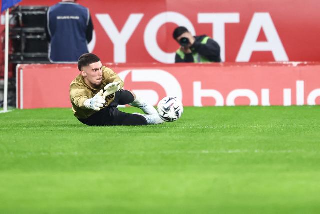 Lens' French goalkeeper #40 Robin Risser warms up ahead ahead of the French L1 football match between Lille LOSC and RC Lens at the Stade Pierre-Mauroy in Villeneuve-d'Ascq, northern France, on April 4, 2026. (Photo by Sameer Al-DOUMY / AFP)