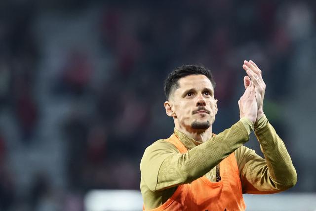 Lens' French forward #07 Florian Sotoca acknowledges supporters ahead ahead of the French L1 football match between Lille LOSC and RC Lens at the Stade Pierre-Mauroy in Villeneuve-d'Ascq, northern France, on April 4, 2026. (Photo by Sameer Al-DOUMY / AFP)