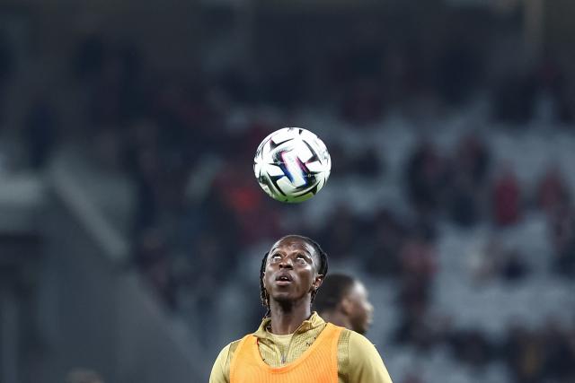Lens' Malian midfielder #21 Amadou Haidara warms up ahead of the French L1 football match between Lille LOSC and RC Lens at the Stade Pierre-Mauroy in Villeneuve-d'Ascq, northern France, on April 4, 2026. (Photo by Sameer Al-DOUMY / AFP)