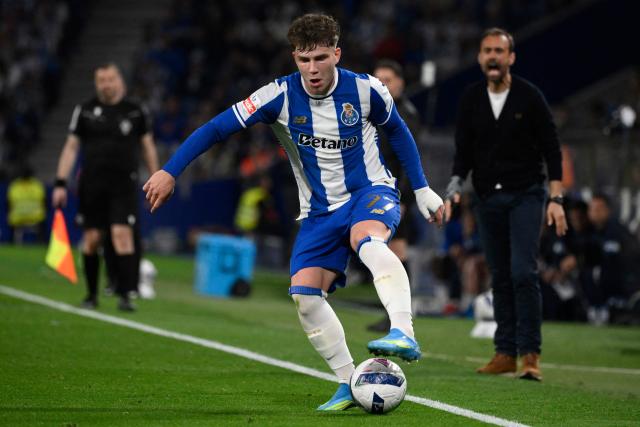 FC Porto's Polish midfielder #77 Oskar Pietuszewski controls the ball during the Portuguese League football match between FC Porto and FC Famalicao at Dragao stadium in Porto on April 4, 2026. (Photo by Miguel RIOPA / AFP)