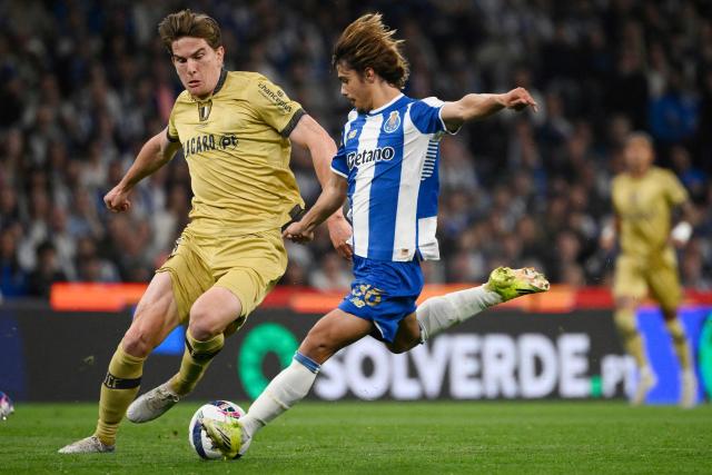 FC Famalicão's Dutch midfielder #06 Tom Van de Looi (L) challenges FC Porto's Portuguese midfielder #86 Rodrigo Mora during the Portuguese League football match between FC Porto and FC Famalicao at Dragao stadium in Porto on April 4, 2026. (Photo by Miguel RIOPA / AFP)
