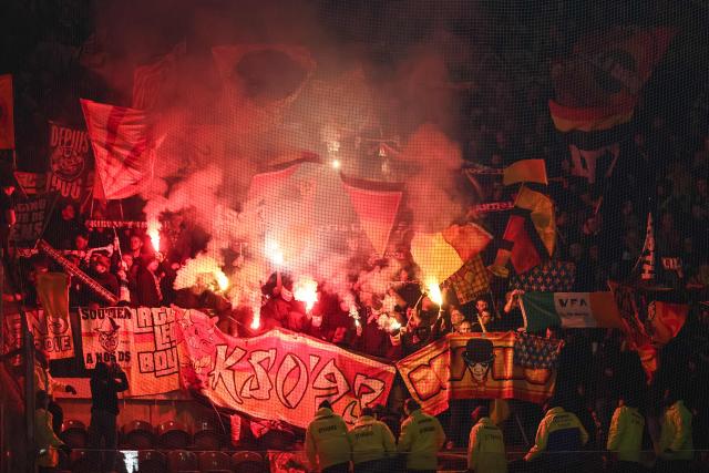Lens' supporters cheer their team ahead of the French L1 football match between Lille LOSC and RC Lens at the Stade Pierre-Mauroy in Villeneuve-d'Ascq, northern France, on April 4, 2026. (Photo by Sameer Al-DOUMY / AFP)