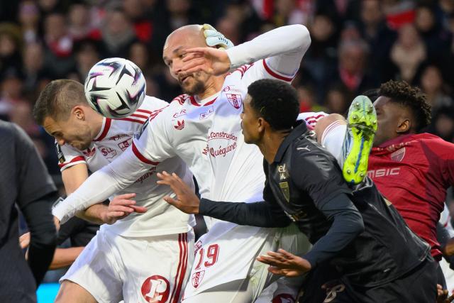 Rennes' French goalkeeper #30 Brice Samba (R) fights for the ball with Brest's French forward #19 Ludovic Ajorque (C) during the French L1 football match between Stade Brestois 23 and Stade Rennais at the Francis-Le-Ble stadium in Brest, western France, on April 4, 2026. (Photo by Loic VENANCE / AFP)