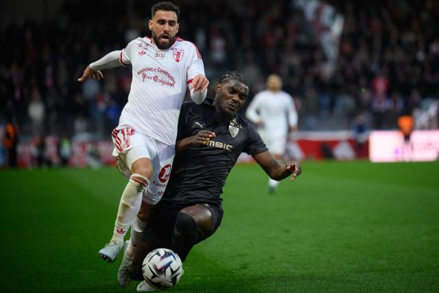 Brest's French forward #10 Romain Del Castillo (L) fights for the ball with Rennes' French defender #03 Lilian Brassier (R) during the French L1 football match between Stade Brestois 23 and Stade Rennais at the Francis-Le-Ble stadium in Brest, western France, on April 4, 2026. (Photo by Loic VENANCE / AFP)