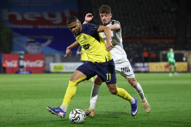 Royale Union Saint-Gilloise's Brazilian forward #11 Guillaume Smith (L) and STVV's Albanian forward #07 Arbnor Muja (R) fight for the ball during the Belgian "Pro League" First Division football match between Royale Union Saint-Gilloise and Sint-Truiden VV at the Joseph Marien Stadium in Brussels on April 4, 2026. (Photo by VIRGINIE LEFOUR / BELGA / AFP) / Belgium OUT
