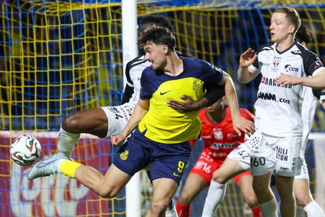 Royale Union Saint-Gilloise's German forward #09 Mateo Biondic (C) controls the ball during the Belgian "Pro League" First Division football match between Royale Union Saint-Gilloise and Sint-Truiden VV at the Joseph Marien Stadium in Brussels on April 4, 2026. (Photo by VIRGINIE LEFOUR / BELGA / AFP) / Belgium OUT