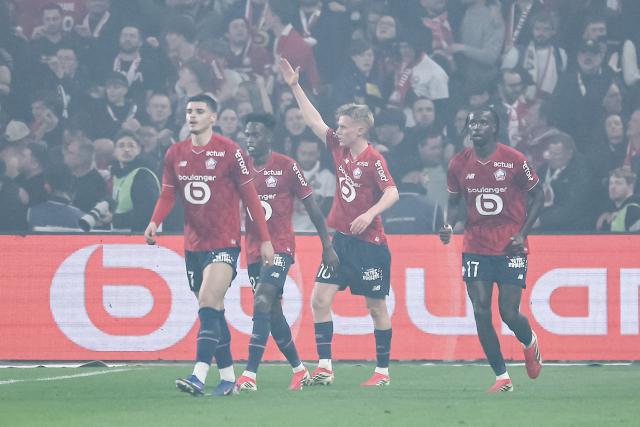 Lille's Icelandic midfielder #10 Hakon Arnar Haraldsson (C) celebrates after scoring Lille's first goal during the French L1 football match between Lille LOSC and RC Lens at the Stade Pierre-Mauroy in Villeneuve-d'Ascq, northern France, on April 4, 2026. (Photo by Sameer Al-DOUMY / AFP)