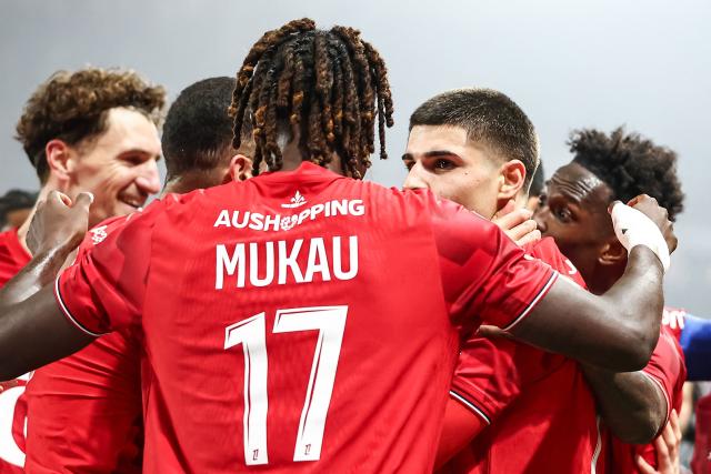 Lille's Belgian forward #07 Matias Fernandez-Pardo (2R) celebrates with teammates after scoring Lille's third goal from the penalty spot during the French L1 football match between Lille LOSC and RC Lens at the Stade Pierre-Mauroy in Villeneuve-d'Ascq, northern France, on April 4, 2026. (Photo by Sameer Al-DOUMY / AFP)