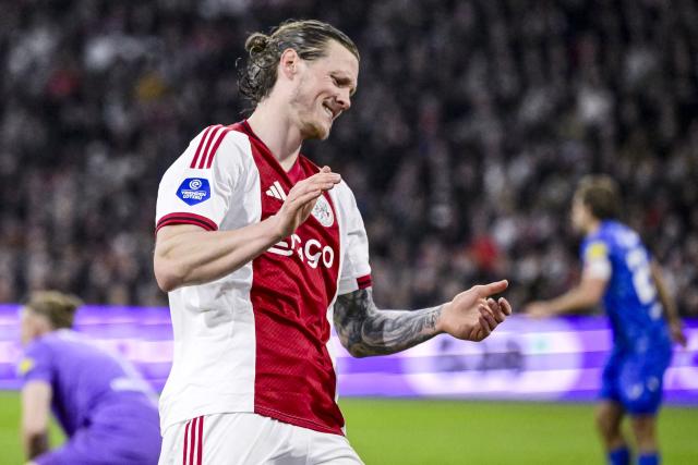 Ajax's Dutch defender #25 Wout Weghorst reacts during the Dutch Eredivisie football match between AFC Ajax and FC Twente at the Johan Cruijff ArenA in Amsterdam on April 4, 2026. (Photo by Olaf Kraak / ANP / AFP) / Netherlands OUT