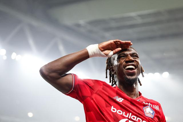 Lille's Congolese midfielder #17 Ngal'Ayel Mukau gestures to Lens's supporters as he celebrates Lille's third goal during the French L1 football match between Lille LOSC and RC Lens at the Stade Pierre-Mauroy in Villeneuve-d'Ascq, northern France, on April 4, 2026. (Photo by Sameer Al-DOUMY / AFP)