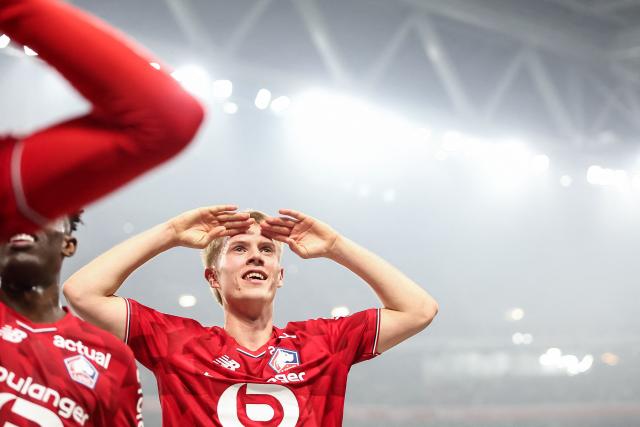 Lille's Icelandic midfielder #10 Hakon Arnar Haraldsson gestures to Lens's supporters as he celebrates Lille's third goal during the French L1 football match between Lille LOSC and RC Lens at the Stade Pierre-Mauroy in Villeneuve-d'Ascq, northern France, on April 4, 2026. (Photo by Sameer Al-DOUMY / AFP)
