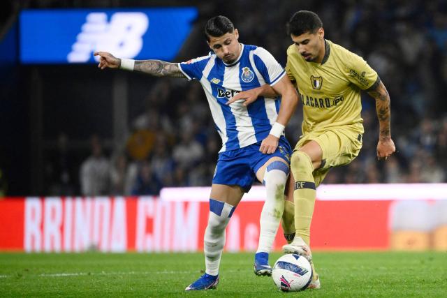 FC Porto's Spanish forward #17 Borja Sainz (L) and FC Famalicão's Portuguese forward #23 Gil Dias fight for the ball during the Portuguese League football match between FC Porto and FC Famalicao at Dragao stadium in Porto on April 4, 2026. (Photo by Miguel RIOPA / AFP)