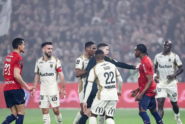 Lille's players argue with Lens' players during the French L1 football match between Lille LOSC and RC Lens at the Stade Pierre-Mauroy in Villeneuve-d'Ascq, northern France, on April 4, 2026 (Photo by Sameer Al-DOUMY / AFP)