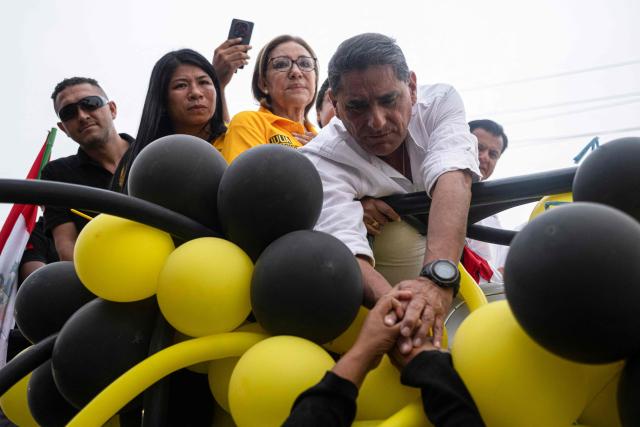 Peru's presidential candidate Carlos Alvarez for the Pais Para Todos party greets supporters during a campaign rally in San Juan de Lurigancho district, on the outskirts of Lima, on April 4, 2026. Peru will hold presidential elections on April 12. (Photo by ERNESTO BENAVIDES / AFP)