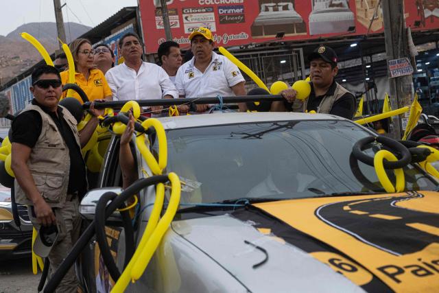 Peru's presidential candidate Carlos Alvarez (C) for the Pais Para Todos party gestures during a campaign rally in San Juan de Lurigancho, on the outskirts of Lima, on April 4, 2026. Peru will hold presidential elections on April 12. (Photo by ERNESTO BENAVIDES / AFP)