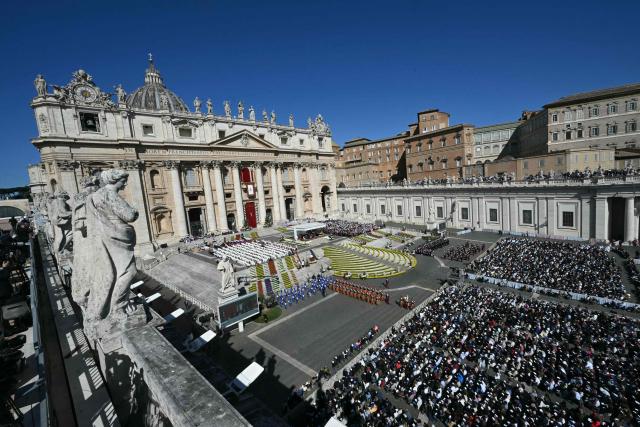 TOPSHOT - A general view shows the Easter Mass as part of the Holy Week celebrations, at St Peter's square in the Vatican on April 5, 2026. (Photo by Andreas SOLARO / AFP)