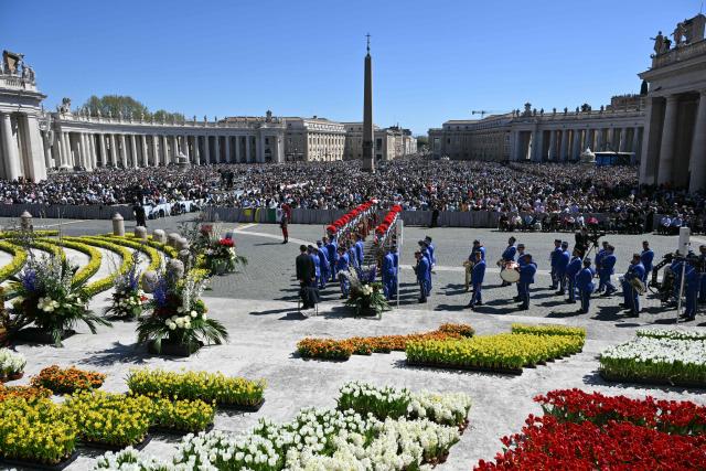 A general view shows the crowd during the Easter Mass as part of the Holy Week celebrations, at St Peter's square in the Vatican on April 5, 2026. (Photo by Alberto PIZZOLI / AFP)