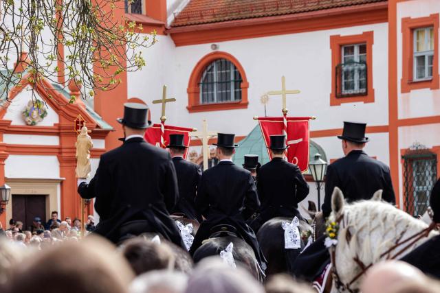Sorbian horsemen dressed in traditional black attire sing as they ride on decorated horses during the Sorbian Easter horseback procession, on Easter Sunday, April 05, 2026 at the St Marienstern monastery in Panschwitz-Kuckau eastern Germany. This ancient religious ritual involves Sorbs riding decorated horses while singing to announce the resurrection of Jesus Christ. The Sorbs are a Slavic minority residing in eastern Germany near the German-Polish border. (Photo by JENS SCHLUETER / AFP)