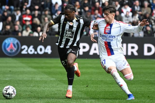Angers' French defender #27 Lilian Raolisoa fights for the ball with Lyon’s Portuguese forward #17 Afonso Moreira during the French L1 football match between SCO Angers and Olympique Lyonnais (OL) at the Stade Raymond-Kopa in Angers on April 5, 2026. (Photo by Sebastien Salom-Gomis / AFP)
