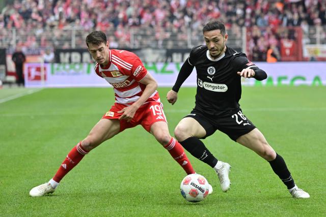 Union Berlin's German midfielder #19 Janik Haberer (L) and St Pauli's Portuguese forward #28 Mathias Pereira Lage vie for the ball during the German first division Bundesliga football match between Union Berlin and St Pauli in Berlin on April 5, 2026. (Photo by John MACDOUGALL / AFP) / DFL REGULATIONS PROHIBIT ANY USE OF PHOTOGRAPHS AS IMAGE SEQUENCES AND/OR QUASI-VIDEO
