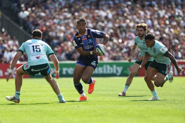 Bordeaux-Begles' New-Zealand wing Salesi Rayasi runs with the ball during the European Rugby Champions Cup round of 16 rugby union match, between the Union Bordeaux Bègles (UBB) and the Leicester Tigers at the Stade Chaban-Delmas in Bordeaux on April 5, 2026. (Photo by ROMAIN PERROCHEAU / AFP)