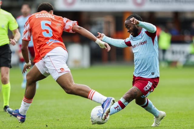 FC Volendam's Dutch defender #05 Precious Ugwu fights for the ball with Feyenoord's English forward #19 Raheem Sterling during the Dutch Eredivisie football match between FC Volendam and Feyenoord at the Kras Stadium in Volendam on April 5, 2026. (Photo by Sonny Lensen / ANP / AFP) / Netherlands OUT
