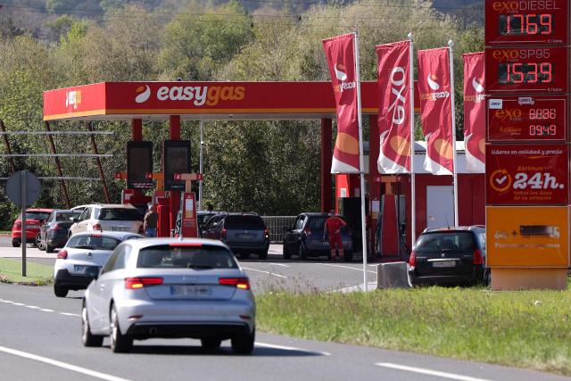 A picture taken on April 5, 2026 in the Spanish Basque city of Irun, at the border with France, shows French drivers filling their gas tank to benefit from a slightly cheaper oil. Spanish Prime Minister announced on March 20 a sweeping package worth five billion euros ($5.8 billion) aimed at cushioning the economic impact of the Middle East war, including cuts to value-added tax on gas and fuel to reduce pump prices. (Photo by Thomas COEX / AFP)