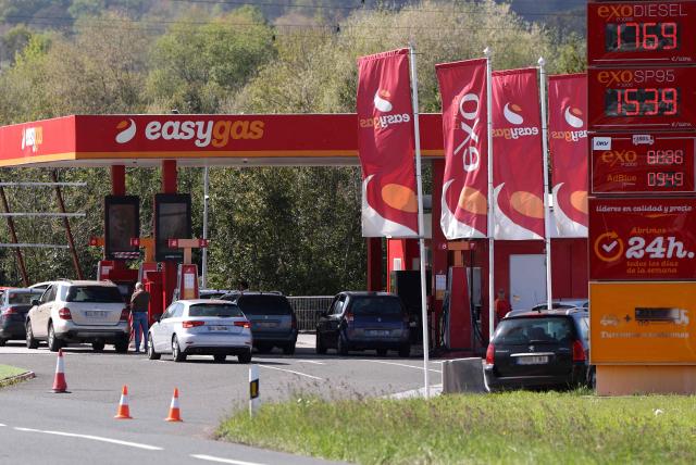 A picture taken on April 5, 2026 in the Spanish Basque city of Irun, at the border with France, shows French drivers filling their gas tank to benefit from a slightly cheaper oil. Spanish Prime Minister announced on March 20 a sweeping package worth five billion euros ($5.8 billion) aimed at cushioning the economic impact of the Middle East war, including cuts to value-added tax on gas and fuel to reduce pump prices. (Photo by Thomas COEX / AFP)