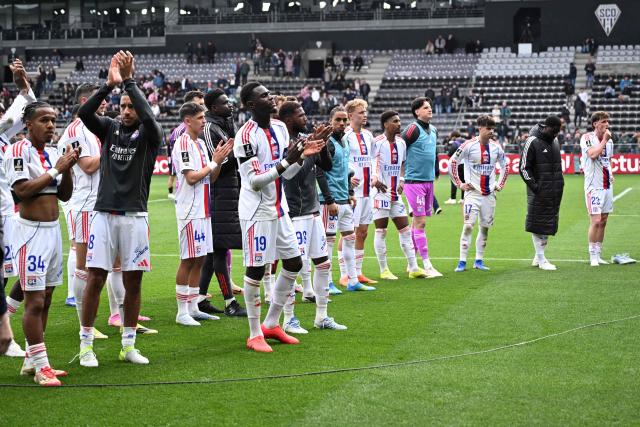 Lyon’s team players react at the end of the French L1 football match between SCO Angers and Olympique Lyonnais (OL) at the Stade Raymond-Kopa in Angers on April 5, 2026. SCO Angers and Olympique Lyonnais equalised 0 - 0. (Photo by Sebastien Salom-Gomis / AFP)