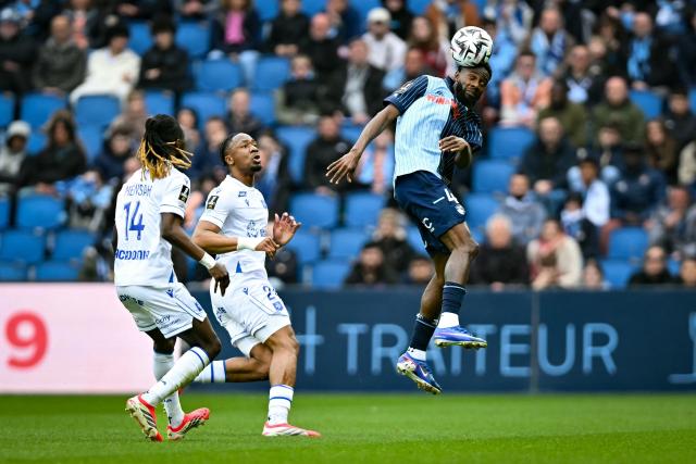 Le Havre's Senegalese forward #45 Issa Soumare (R) heads the ball during the French L1 football match between Le Havre AC and AJ Auxerre at the Oceane Stadium in Le Havre, Normandy, on April 5, 2026. (Photo by Lou BENOIST / AFP)