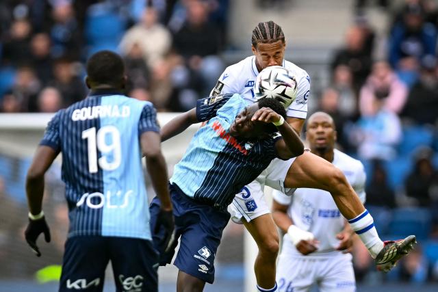 Le Havre's Senegalese forward #45 Issa Soumare (C-L) vies with Auxerre's French midfielder #05 Kevin Danois during the French L1 football match between Le Havre AC and AJ Auxerre at the Oceane Stadium in Le Havre, Normandy, on April 5, 2026. (Photo by Lou BENOIST / AFP)