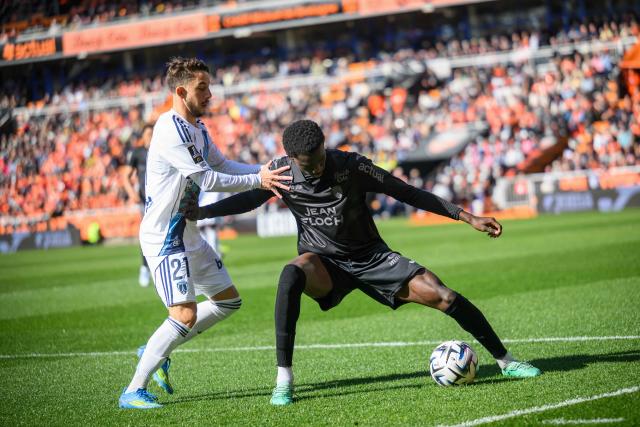 Paris FC's French midfielder #21 Maxime Lopez (L) fights for the ball with Lorient's Senegalese defender #25 Abdoulaye Faye during the French L1 football match between FC Lorient and Paris FC  at the Stade du Moustoir in Lorient, western France on April 5, 2026. (Photo by Loic VENANCE / AFP)