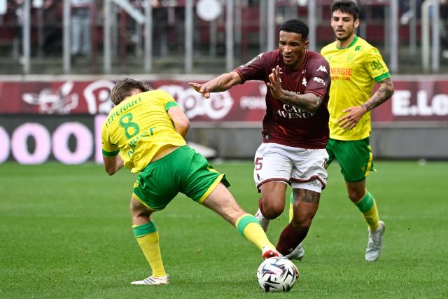 Nantes' French midfielder #08 Johann Lepenant (L) and Metz's Ivorian midfielder #05 Jean-Philippe Gbamin (C) fight for the ball during the French L1 football match between FC Metz and FC Nantes  at the Stade Saint-Symphorien in Longeville-les-Metz, eastern France, on April 5, 2026. (Photo by Jean-Christophe VERHAEGEN / AFP)