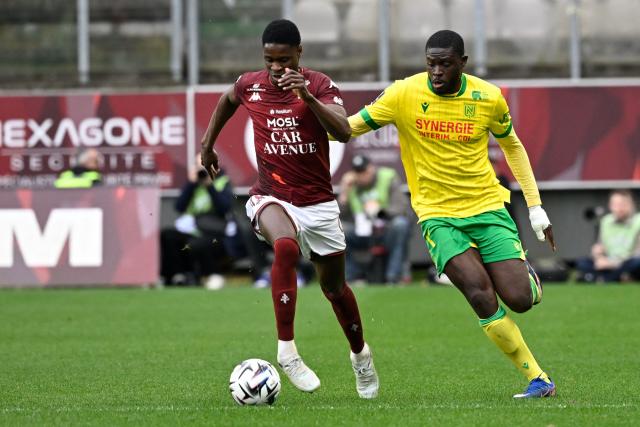 Metz's Senegalese defender #38 Sadibou Sane (L) and Nantes' French midfielder #21 Mohamed Kaba (R) fight for the ball during the French L1 football match between FC Metz and FC Nantes  at the Stade Saint-Symphorien in Longeville-les-Metz, eastern France, on April 5, 2026. (Photo by Jean-Christophe VERHAEGEN / AFP)