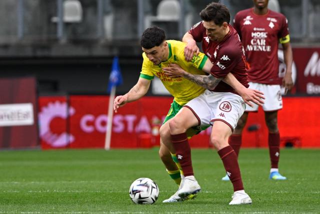 Nantes' French forward #10 Matthis Abline (L) and Metz's French midfielder #20 Jessy Deminguet (R) fight for the ball during the French L1 football match between FC Metz and FC Nantes  at the Stade Saint-Symphorien in Longeville-les-Metz, eastern France, on April 5, 2026. (Photo by Jean-Christophe VERHAEGEN / AFP)